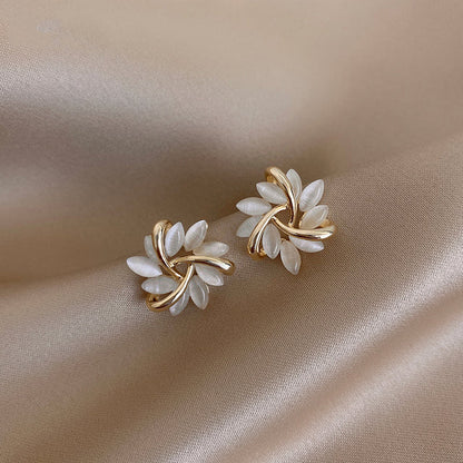 Verfijnde oorbellen met opalen bloemen | Goud