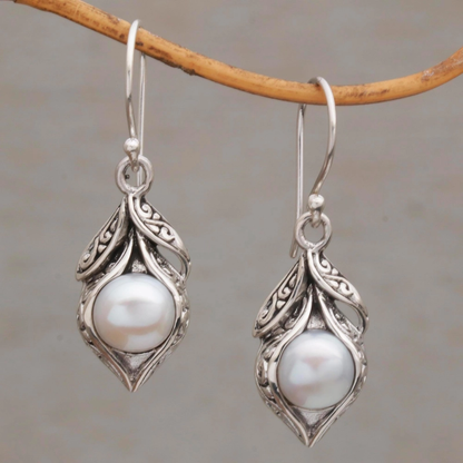 Vintage oorbellen met hangende parels in wit goud