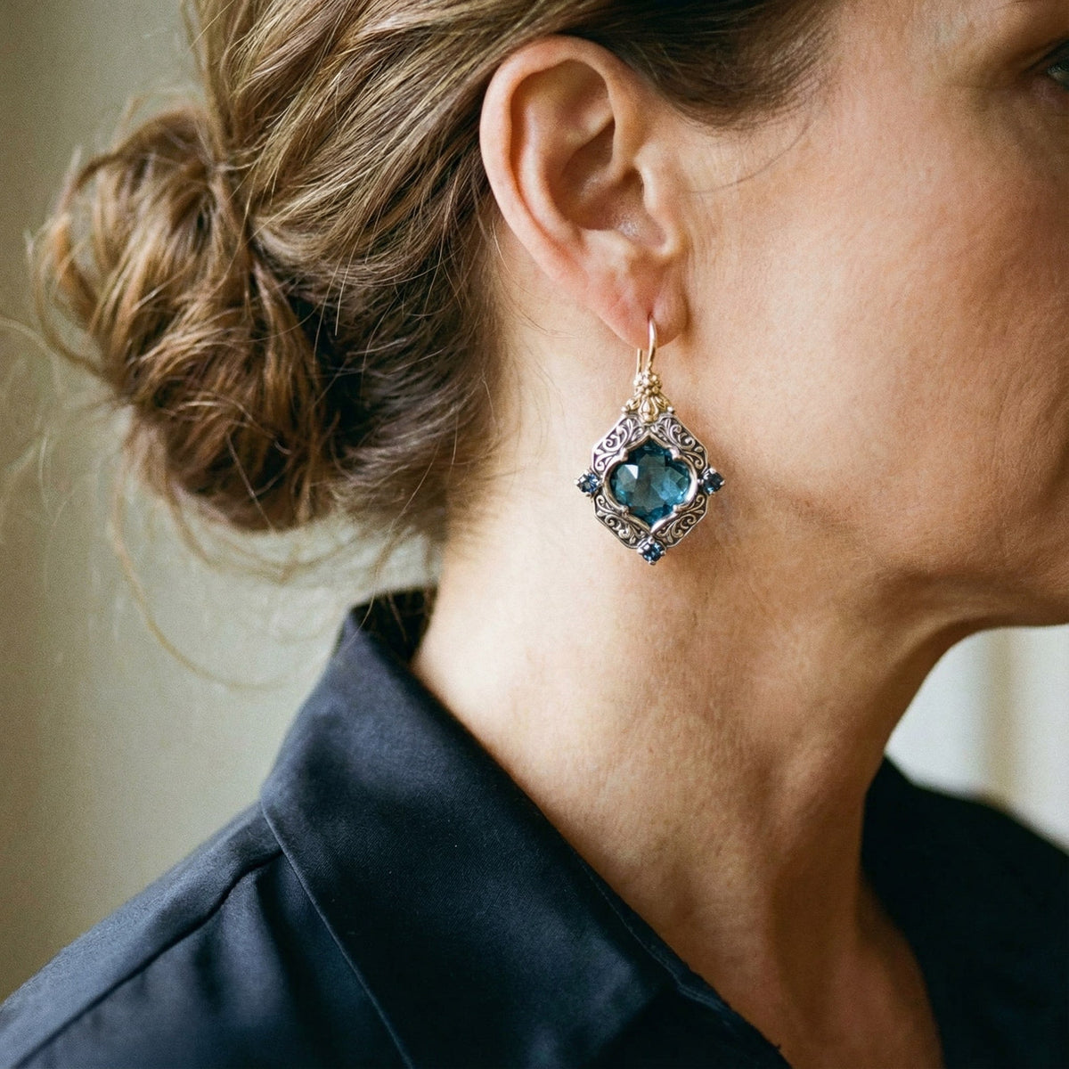 Oorbellen met blauwe kristallen in goud