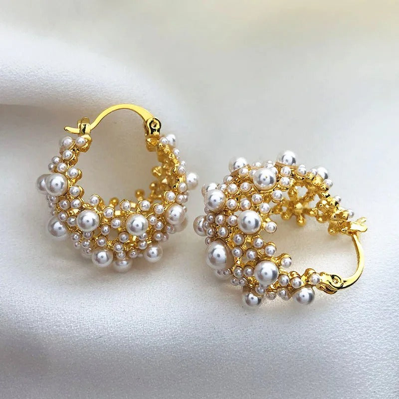 Oorbellen met vintage design en parels in goud