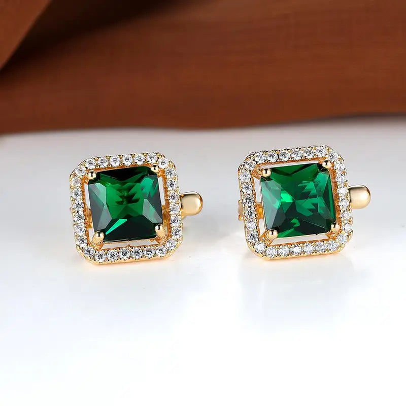 Oorbellen met groene stenen in goud