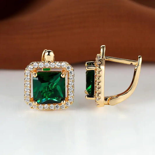Oorbellen met groene stenen in goud