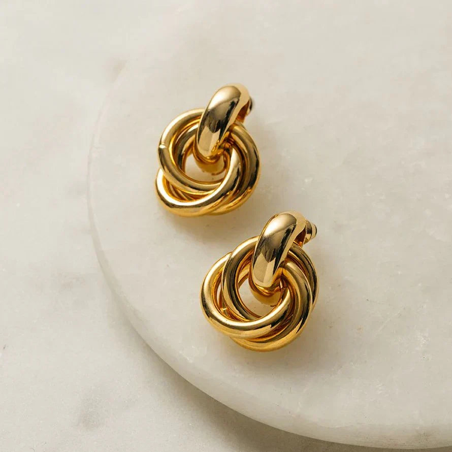 Verstrengelde oorbellen in wit goud