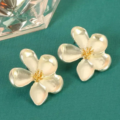 Bloemenoorbellen in goud