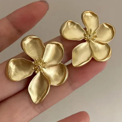 Bloemenoorbellen in goud