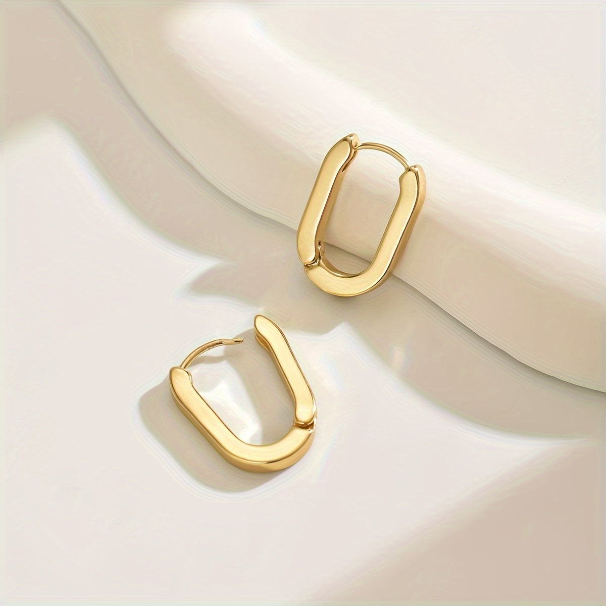 Elegante geometrische oorbellen in goud