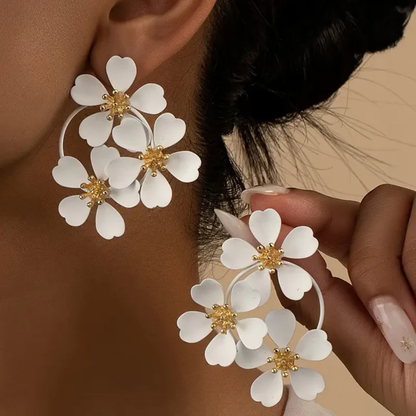 Hangoorbellen met witte retro bloemen in goud