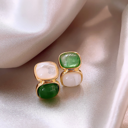 Hangoorbellen met witte en groene stenen in goud