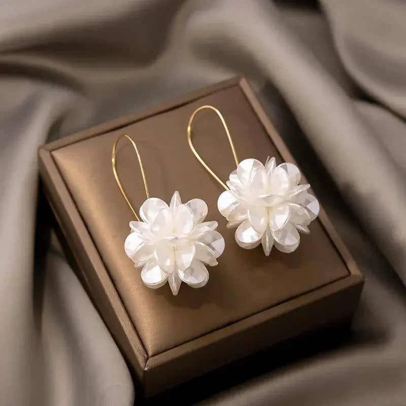 Hangoorbellen met witte bloemen in goud