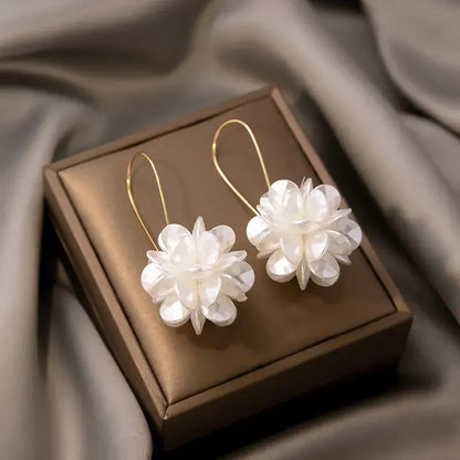 Hangoorbellen met witte bloemen in goud