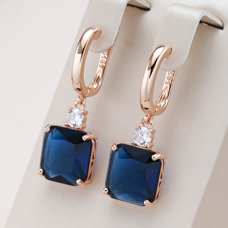 Hangoorbellen met donkerblauw kristal in goud