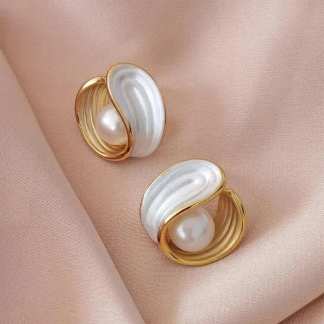 Luxe hangoorbellen met wit opaal en parels in goud