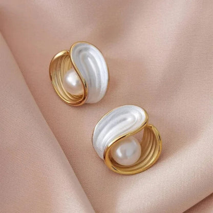Luxe hangoorbellen met wit opaal en parels in goud