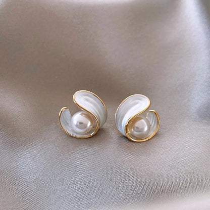 Luxe hangoorbellen met wit opaal en parels in goud