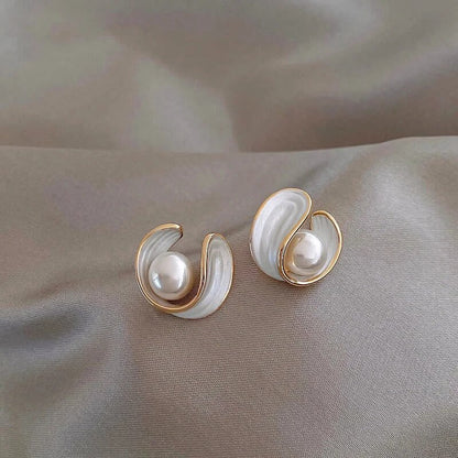 Luxe hangoorbellen met wit opaal en parels in goud
