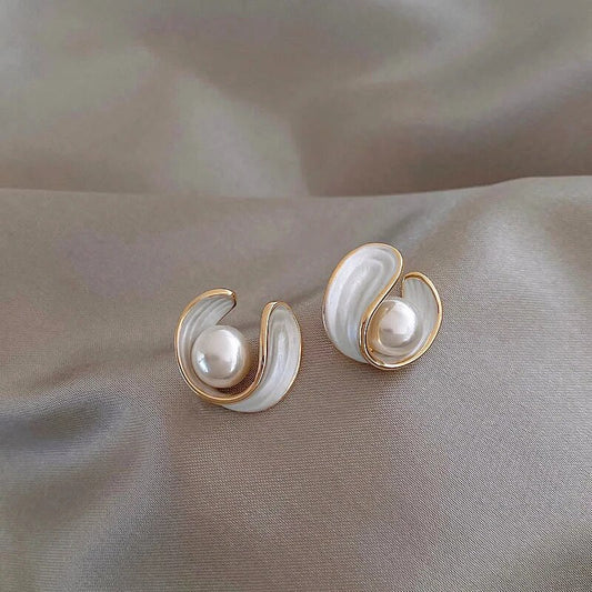Luxe hangoorbellen met wit opaal en parels in goud