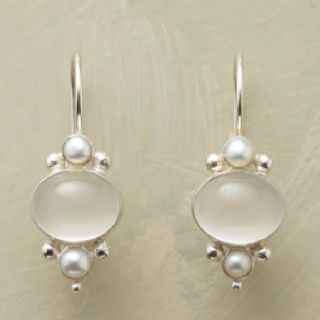 Retro oorbellen met wit kristal en madelief in goud
