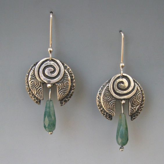 Retro oorbellen met hangende groene stenen | Goud