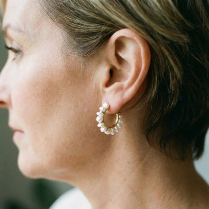 Retro oorbellen met witte parel in goud