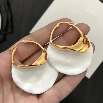 Witte retro oorbellen in goud