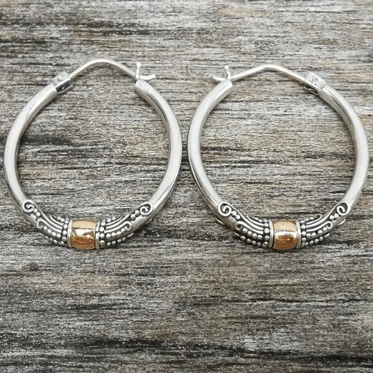 Retro oorbellen met gegraveerd motief in wit goud