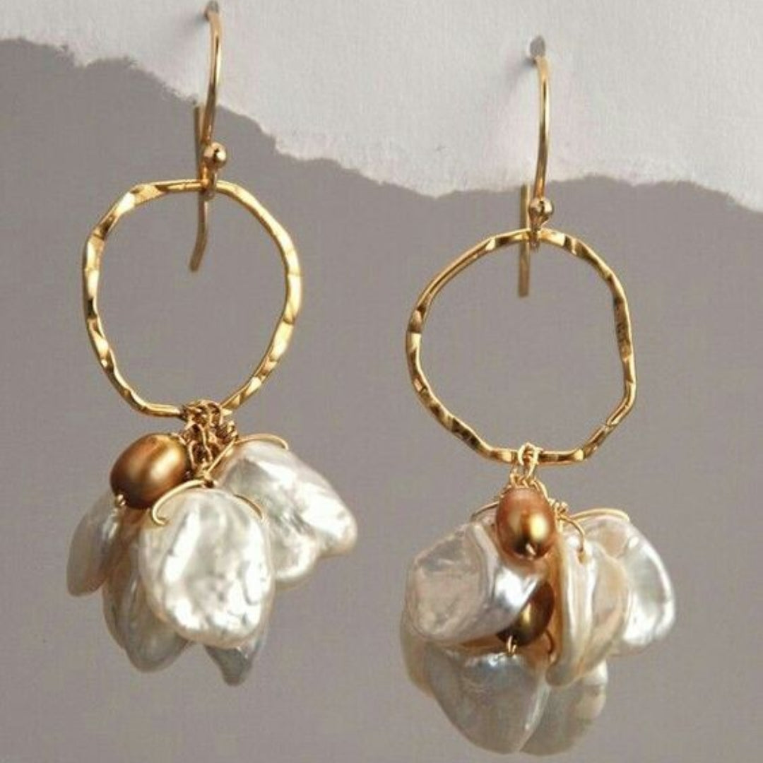 Retro oorbellen met parels en hangende bloemen in goud