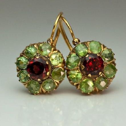 Ronde retro oorbellen met groene en rode kristallen in goud