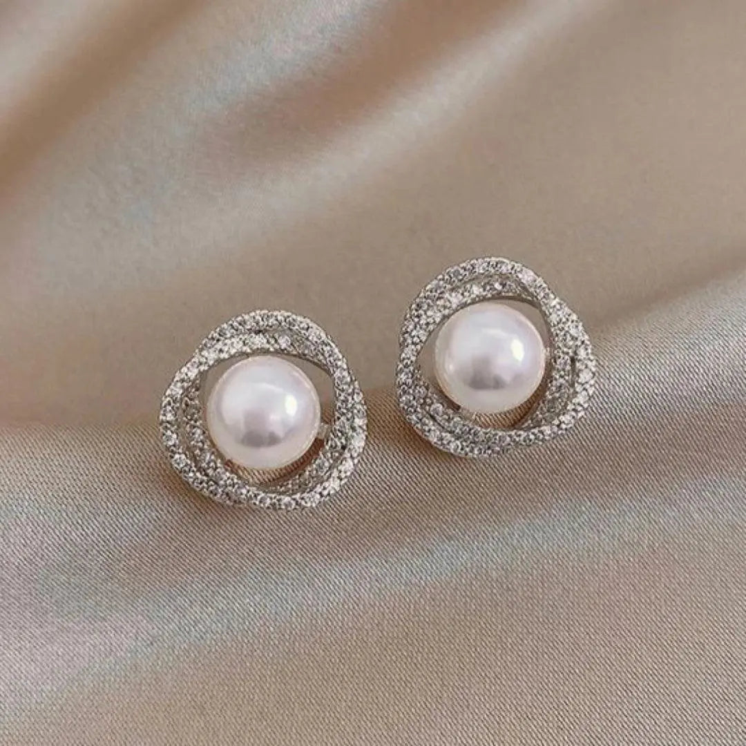 Glinsterende spiraaloorbellen met elegante parels in goud