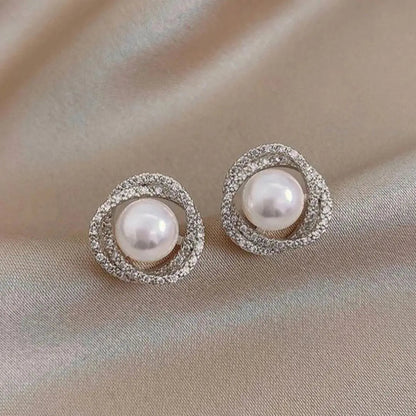 Glinsterende spiraaloorbellen met elegante parels in goud