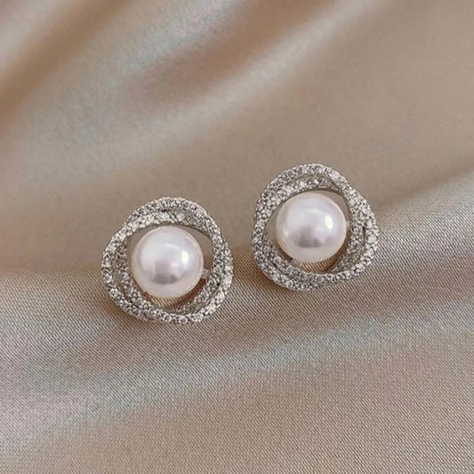 Glinsterende spiraaloorbellen met elegante parels in goud