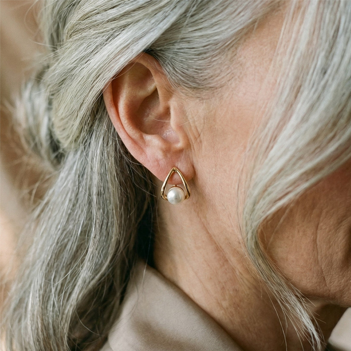 Driehoekige oorbellen met elegante parels | Goud