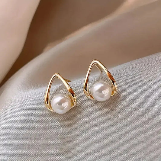 Driehoekige oorbellen met elegante parels in goud
