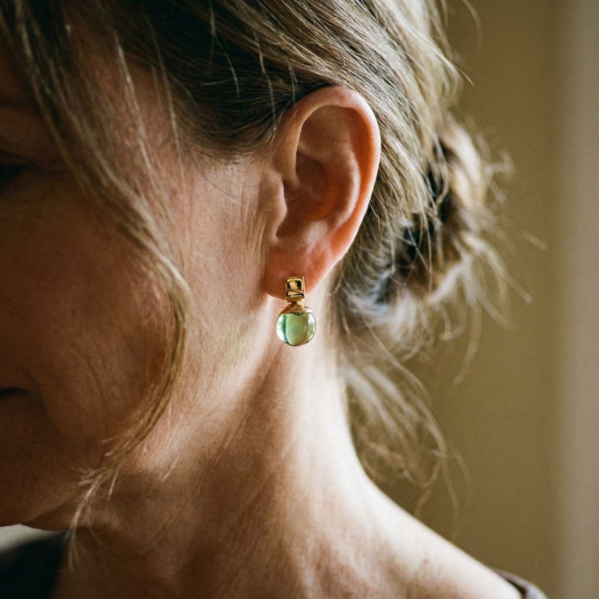Vintage oorbellen met groen kristal in goud
