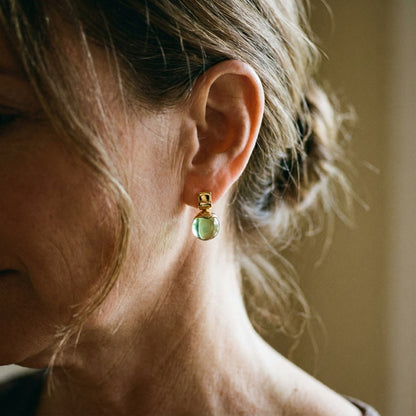Vintage oorbellen met groen kristal in goud