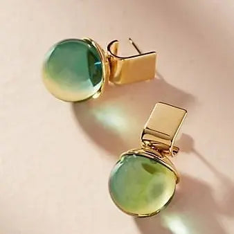 Vintage oorbellen met groen kristal in goud