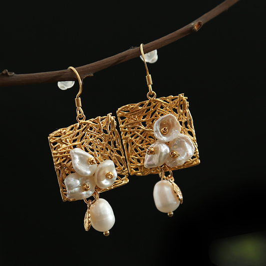 Vintage oorbellen met witte parels en bloemen in goud