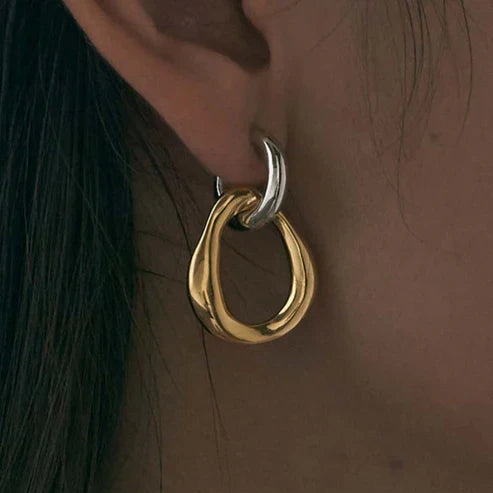 Tweekleurige vintage metalen oorbellen in goud