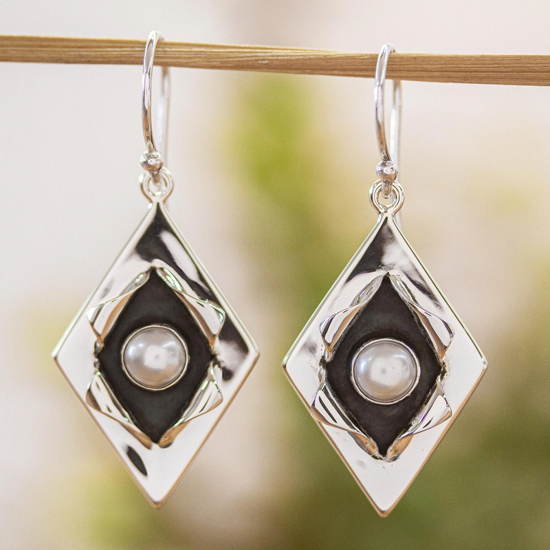 Vintage oorbellen met ingelegde parels in wit goud