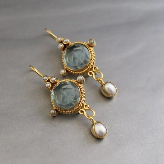 Vintage oorbellen met blauw glas en parels in goud