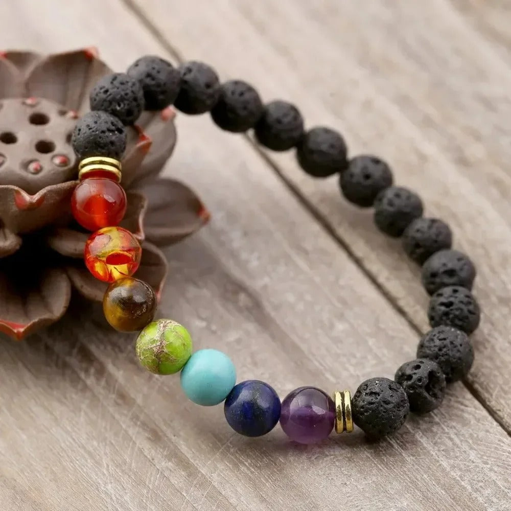 Retro chakra-armband met lavasteen in goud