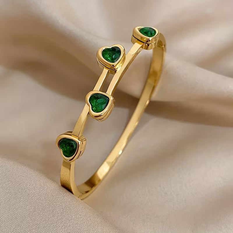 Groene hartjesarmband in goud