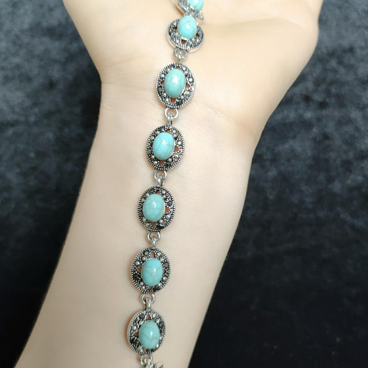 Armband Corvelle Nobel Embleem in wit goud