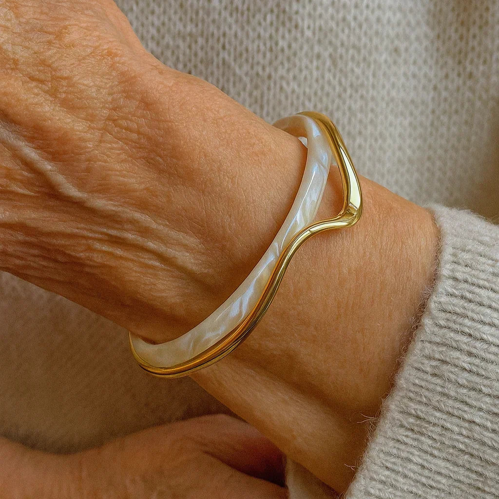 Elegante open armband in wit email in goud