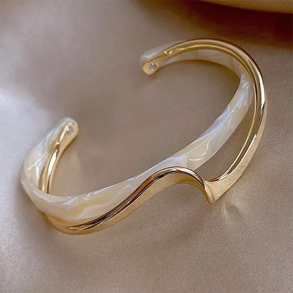 Elegante open armband in wit email in goud