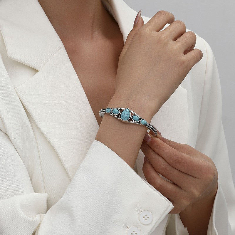 Open armband met turquoise druppel | Witgoud