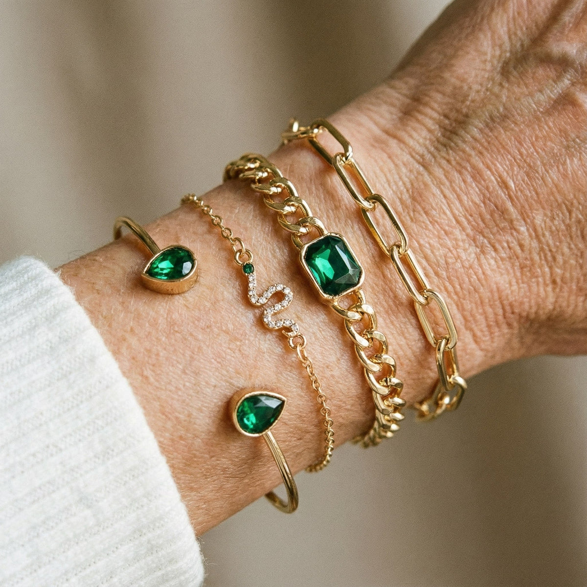 Armband met groene kristallen in goud
