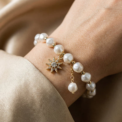Armband met medaillon, madelief en zonnebloem in wit goud