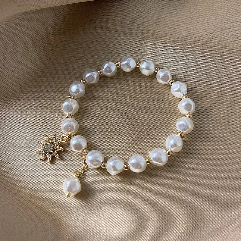 Armband met medaillon, madelief en zonnebloem in wit goud