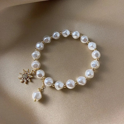 Armband met medaillon, madelief en zonnebloem in wit goud