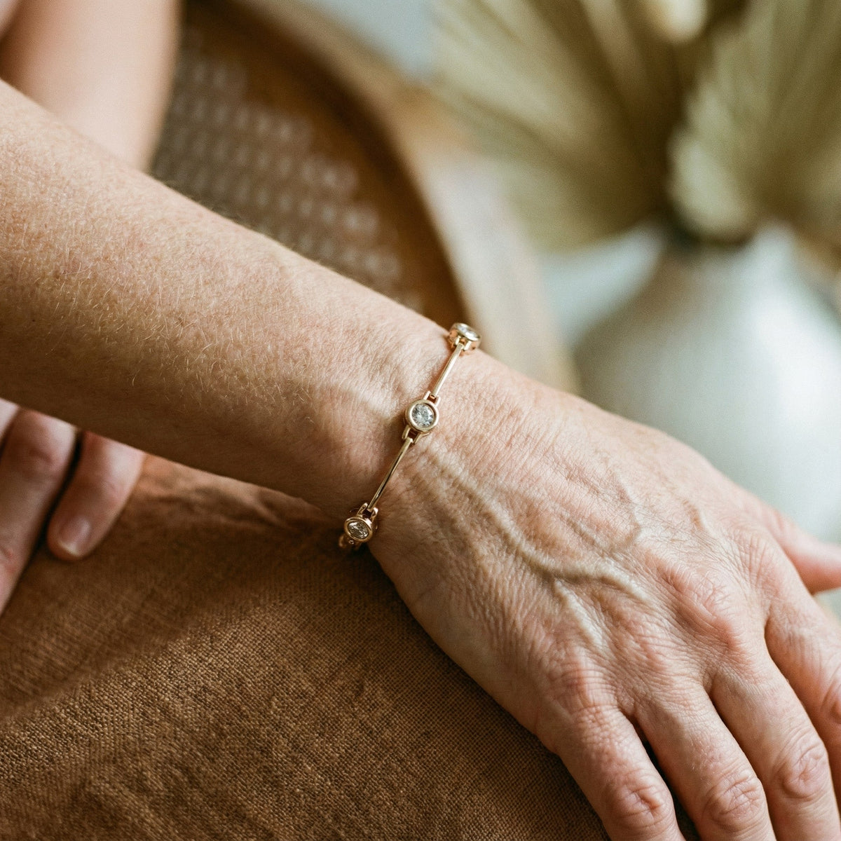 Elegante armband met steentjes in goud